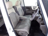フロントシートはベンチシートです、運転席と助手席の移動が簡単です。真ん中にはアームレストも装備されています! また運転席シートの高さも調整できます。