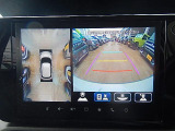 【全方位モニター】リバースに入れた際、車両全体を見渡している映像に切り替わります。また、見通しが悪い場所で便利な前方ワイド映像やすれ違いに便利な助手席側ワイド映像など切り替えが出来ますよ♪