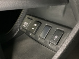 アクセサリーソケットはUSBのアダプターなどをつければ、スマホの充電にも使えます。横にはナビゲーション用の外部入力可能なUSB端子がついており、周辺には物が置けるトレーがついています。