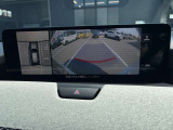 オプション装着の360&deg;ビューモニターでは、両サイドとフロント、バックカメラの合成で、あたかも上空から見下ろした様に周囲を確認して頂けます。駐車場だけでなく、T字路等でも活躍のアイテムです。
