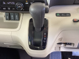自然に手が届き、操作性の良いインパネシフトに、パーキングブレーキは、フットブレーキタイプなので、運転席と助手席の間はすっきりしています。