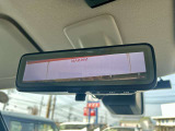 インテリジェントルームミラー。車両後方のカメラ映像をミラー面に映し出すため、車内の状況や天候などに影響されずいつでもクリアな後方の視界が得られます。