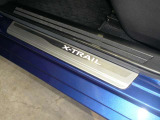 純正オプションのキッキングプレートです!足もとのX-TRAILのロゴが浮かび上がり、乗車時に高揚感をもたらします。