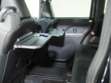 後席には折り畳み式のテーブルが備わっています。車内での軽食のときに便利ですね。