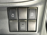【パワースライドドア】スマートキーや運転席のスイッチでスライドドアの開閉が可能♪電動だから力を入れてドアを開ける必要が無く、小さいお子様でも、重い荷物を持っている時もラクに開け閉めできます♪