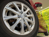 【純正15インチアルミホイール】外観にマッチした純正アルミホイールを装着しております。各種社外アルミホイールや、スタッドレスタイヤも取扱いしております。是非ご相談ください♪