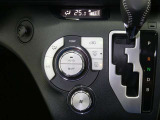 【オートエアコン】車内温度を感知して自動で温度調整をしてくれるのでいつでも快適な車内空間を創り上げます!どの席に座っても快適なドライブが楽しめます♪