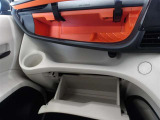 グローブボックスもしっかりとした容量があります。車検証などの収納に便利です。