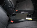 二列目シートの間にミニテーブル兼ドリンクホルダーが有ります♪畳めば3列目へ移動がスムーズに出来る通路に早変わりします(^_-)-☆