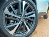 【純正18インチアルミホイール】外観にマッチした純正アルミホイールを装着しております。各種社外アルミホイールや、スタッドレスタイヤも取扱いしております。是非ご相談ください♪