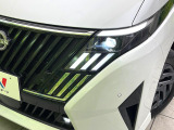 【LEDヘッドライト】悪天候や夜間走行時も良好な視界を確保し安心して運転できる高輝度LEDヘッドライトを装備!点灯速度が早く、消費電力も抑えられています。