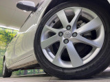 外観にマッチした純正アルミホイールを装着しております。各種社外アルミホイールや、スタッドレスタイヤも取扱いしております。是非ご相談ください♪