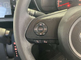 運転中、オーディオの操作をしてて、ハッとしたことはありませんか?ステアリングスイッチは、運転中でもハンドルでオーディオの操作が可能です。安全なドライブをサポートします。