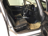 運転席は、大きな座面と包み込むような背もたれがドライバーの身体全体をしっかり支えます。上質なシート素材と座り心地のよいクッションを採用し、長時間の運転やコーナーの多い道も快適です。