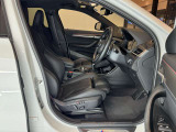 シートメモリー付電動フロントシート。オーナー様がキーを使い分けていただければ、シート調整・空調・オーディ等最後に乗った状態をメモリーしてくれます。
