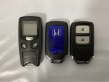 スマートキーを装備しています。鍵を差し込むことなくドアロックの開け閉めと、スタートボタン操作でのエンジンスタートができます。加えて、純正リモコンエンジンスターター用の操作キーもついています。