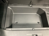 汚れた荷物も気にせず載せられる、荷室下の収納スペース。