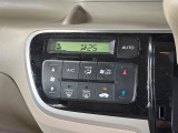 【オートエアコン】一度お好みの温度に設定すれば、車内の温度を検知し風量や温度を自動で調整。暑い&hellip;寒い&hellip;と何度もスイッチ操作をする必要はありません。快適な車内空間には必須の機能ですね♪