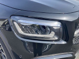 右ヘッドランプ。LEDハイパフォーマンスヘッドライトを装備。