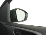 車両の斜め後方をモニタリング【ブラインドスポットモニター】を装備。後方死角検知機能が装備されておりミラーに内蔵された警告灯が点滅し注意を促します。
