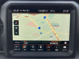 タッチスクリーンをタップするかスワイプするだけですべての機能を呼び出せます。Apple CarPlayおよびAndroid Autoに対応しスマートフォンとのシームレスな 連携も実現。さらに、USBポートを標準装備しています。