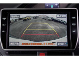 【バックモニター】 後退時に車両の後ろ側を表示します。車庫入れなどでバックする際に安心です。