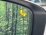 【ブラインドスポットモニタリング】走行中、ドアミラーの死角になりやすい箇所に後続車が接近するとサイドミラー付近に警告を表示、ドライバーに注意喚起をしてくれます。