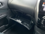 グローブボックス。車検証ブックや小物などが収納できるスペースがあります。