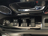 電動格納式ドアミラーのスイッチは運転席ドアにあります。