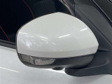 視認性の良いターンランプ付きドアミラー。 周りからどっちに曲がるか判りやすくなって安全性が向上しますね。