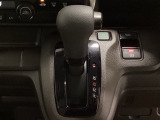 CVT車のセレクトレバーです。低速から高速まで、変速ショックのないスムーズな走りと、エンジン効率のよい領域を維持して燃費にも貢献します。サイドブレーキはスイッチ操作の電子制御パーキングブレーキです。