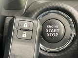 【キーレススタートシステム】カバンやポケットに入れたままでもドアの施錠・解錠が可能なスマートキーを装備。エンジンのオン・オフ時もカギを取り出す必要が無いからとっても便利です♪