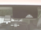 【エマージェンシーブレーキ】走行中に前方の車両等を認識し、衝突しそうな時は警報とブレーキで衝突回避と被害軽減をアシスト。より安全にドライブをお楽しみいただけます。