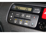 フルオートエアコンが装備されています!お好みの温度設定をするだけでエアコンの風量やモードの切り替えを自動でコントロールしてくれます!ユーザーの操作が少なく燃費走行にもつながります!
