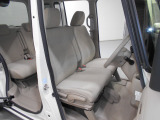 運転席は高さを調整できるハイトアジャスター付きです。