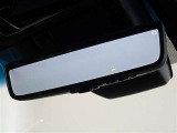 デジタルインナーミラーを装備してます。後部座席の人や大きな荷物で後方の視界を遮られることがありません。