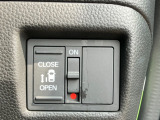 片側電動スライドドア装備!運転席よりボタン一つで開閉可能でございます。