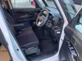運転席と助手席はベンチシートですので、横移動もラクに出来ます。