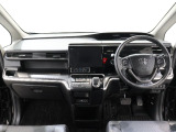 操作性に優れた運転席となります!小物入れや各ボタンの配置にこだわり、使いやすいです!座り心地もよく視認性も良好なのでロングドライブもお任せ下さい!