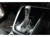 扱いやすい位置に配置されたフロアマニュアルトランスミッションです☆車を自在に操る感覚はマニュアルならではのもの。こだわりのマニュアルで気持ちのいい走りが楽しめますよ♪