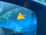 【ブラインドスポットモニタリング】走行中、ドアミラーの死角になりやすい箇所に後続車が接近するとサイドミラー付近に警告を表示、ドライバーに注意喚起をしてくれます。