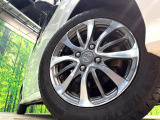 【純正アルミホイール】外観にマッチした純正アルミホイールを装着しております。各種社外アルミホイールや、スタッドレスタイヤも取扱いしております。是非ご相談ください♪
