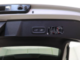 【パワーバックドア】スマートキーや運転席のボタンを押すだけでリアゲートが自動で開閉します!荷物を持っている時や、高い位置にあるバックドアを閉める際に便利な機能です。