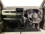 車内は光触媒抗菌消臭施工済です。スタイリッシュなデザインで暖かみのあるインパネ周りを演出します。グローブボックスやカップホルダーのほかにトレーなどたくさんの収納スペースが装備されています。
