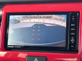 【バックカメラ】駐車時に後方がリアルタイム映像で確認できます。大型商業施設や立体駐車場での駐車時や、夜間のバック時に大活躍!運転スキルに関わらず、今や必須となった装備のひとつです!