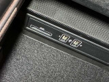 充電用USB端子付き。スマートフォンなどの充電に便利です。