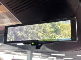 【インテリジェントルームミラー】後席の大きな荷物や同乗者で後方が確認しづらい時でも安心!カメラが撮影した車両後方の映像をルームミラー内に表示。クリアな視界で状況の確認が可能です!