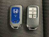 スマートキーです!ドアの施錠・解錠・エンジンの始動がスムーズで大変便利です!遠隔操作でエンジン始動が可能なリモコンエンジンスターターも付いております!