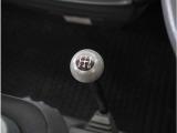【シフトレバー】シフトもとても操作しやすいデザインになっております。運転する人の事を第一に考えた操作性の高い仕様です。