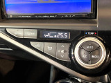 【オートエアコン】一度お好みの温度に設定すれば、車内の温度を検知し風量や温度を自動で調整。暑い&hellip;寒い&hellip;と何度もスイッチ操作をする必要はありません。快適な車内空間には必須の機能ですね♪